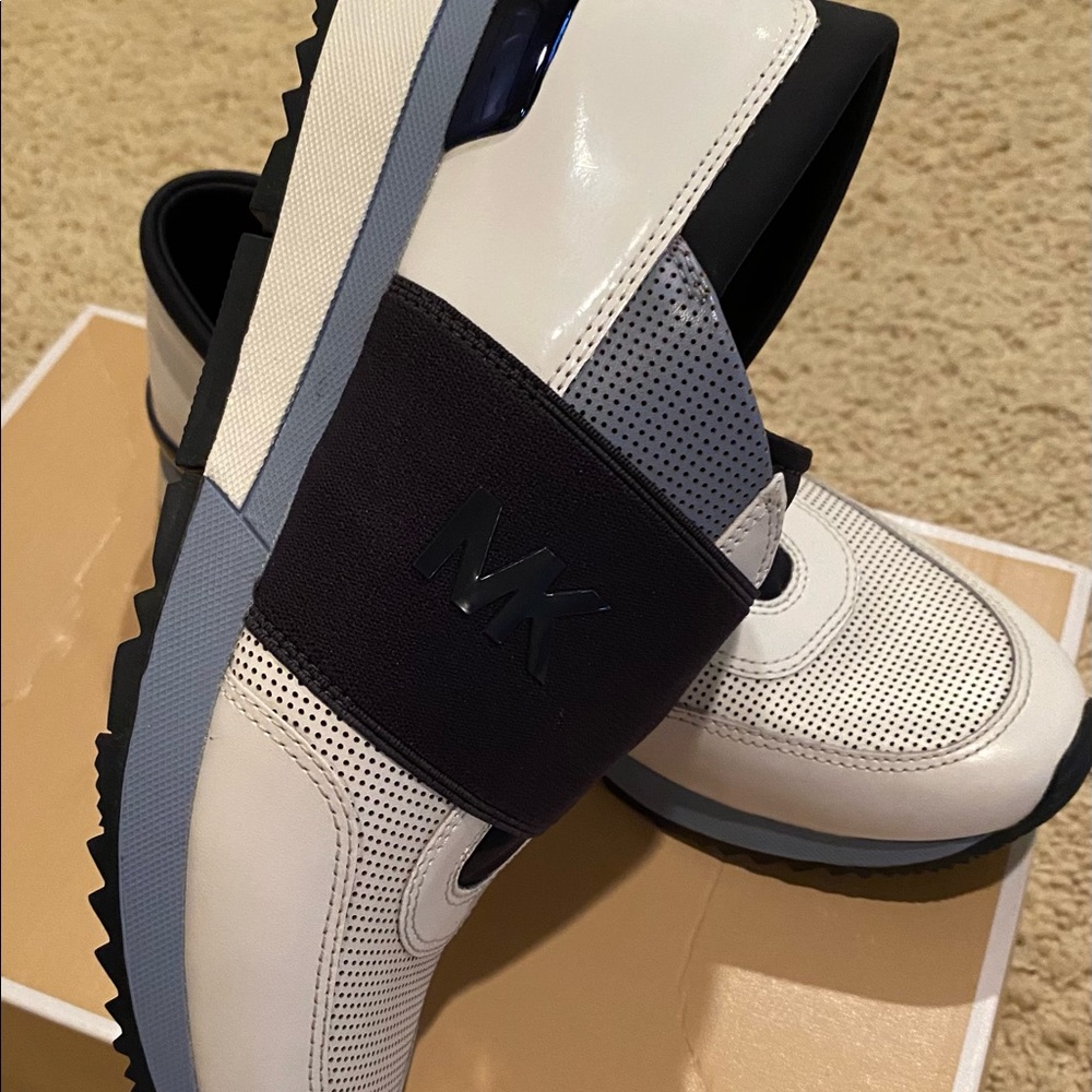 Shoes - Picture 4 of 8